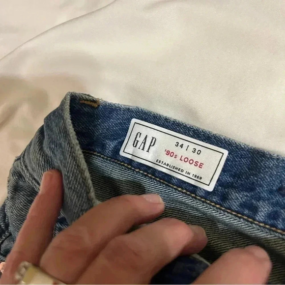 Like new viral Gap “90’s loose” jeans size 30. Worn twice. Button fly. Unisex - Picture 3 of 12